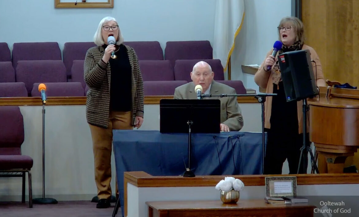 Edmon, Tabitha, and Tena Stallings singing.