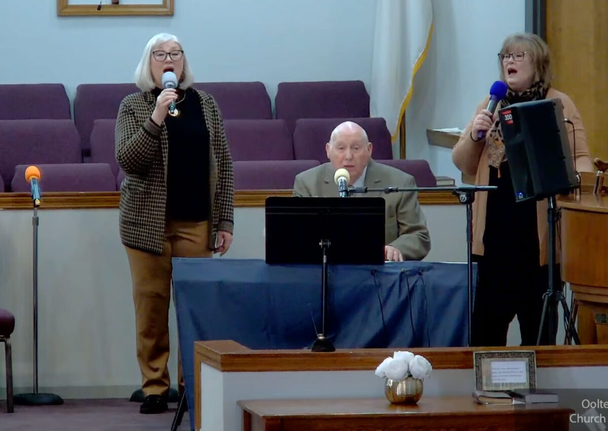 Edmon, Tabitha, and Tena Stallings singing.